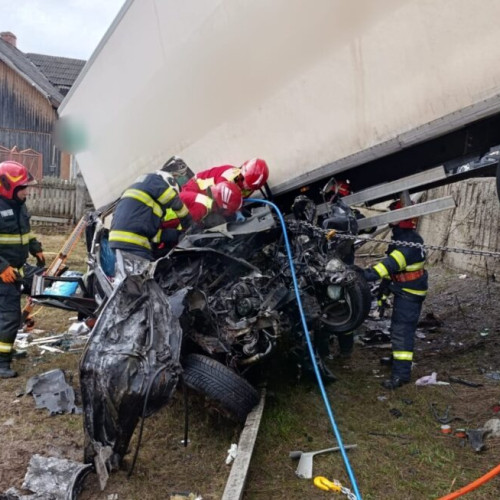 Accident mortal în Suceava: șofer intră sub un tir
