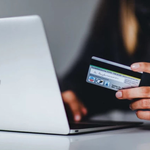 Premierul Ciolacu implicat într-o schemă de înșelătorie cu deepfake