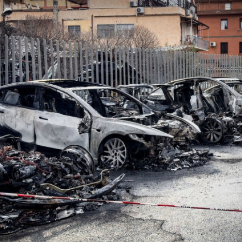 Incendiu devastator la un showroom Tesla din apropierea Romei