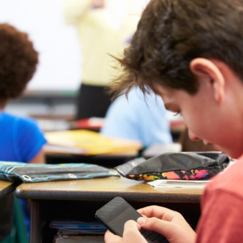 Interzicerea telefoanelor mobile pentru copii nu este o soluție eficientă, spun experții