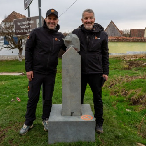 Prima piatră de hotar pentru noul tronson Via Transilvanica la Viscri