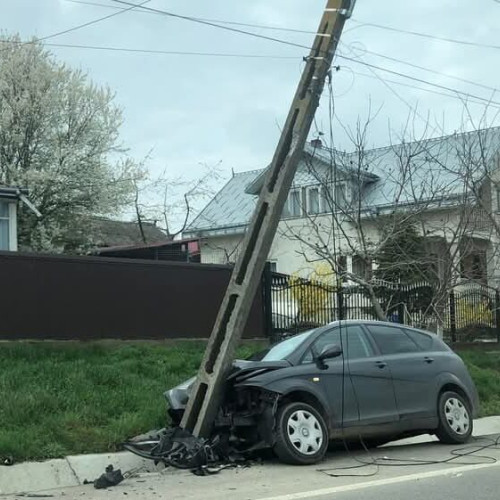 Accident rutier în Botoșani: O mașină s-a izbit de un stâlp