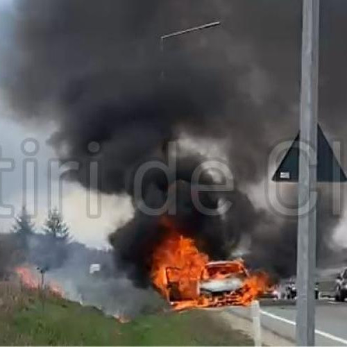 Un incendiu violent a distrus o mașină la ieșirea din Vâlcele