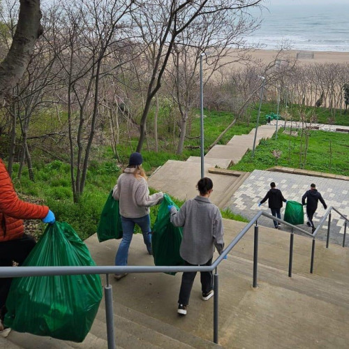 Studenții și Polaris colaborează pentru curățarea Plajei Modern