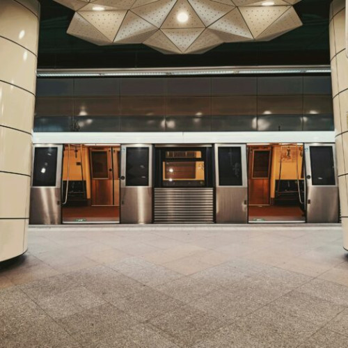 Incident grav la statia de metrou Eroilor: o tanara s-a aruncat in fata trenului