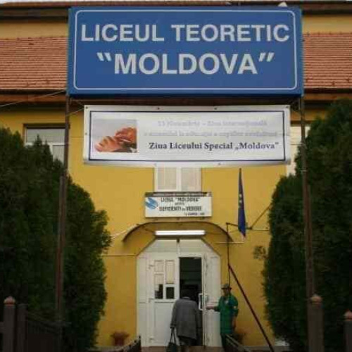 Cinci elevi cu dizabilități vizuale din Târgu Frumos primesc suport prin programul Erasmus+