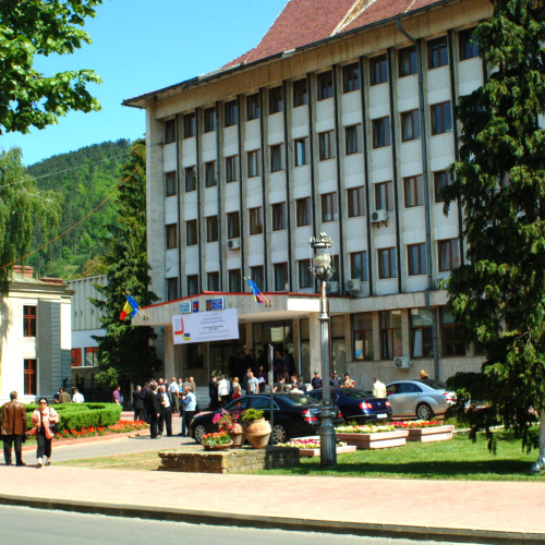 Promisiuni de depolitizare în instituțiile din județul Neamț