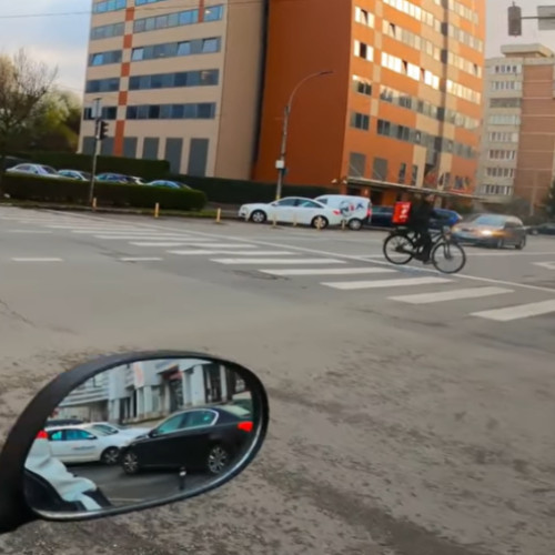 Un livrator din Cluj-Napoca a ignorat regulile de circulație