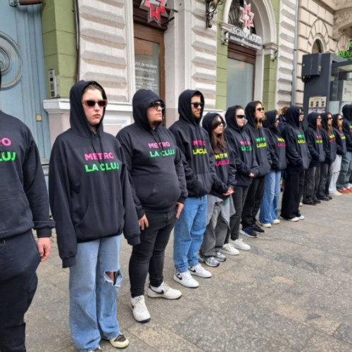 Tineri îmbrăcați în hanorace negre surprind trecătorii din Cluj