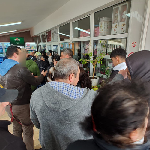 Românii continuă să aştepte la cozi lungi la frontieră pentru ţigări