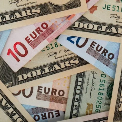 Leul se depreciază față de euro în aprilie