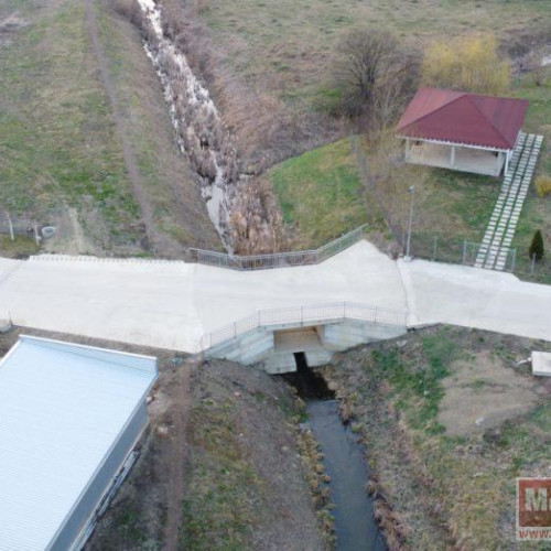 Podet ridicat ilegal peste raul Dresleuca stârnește controverse