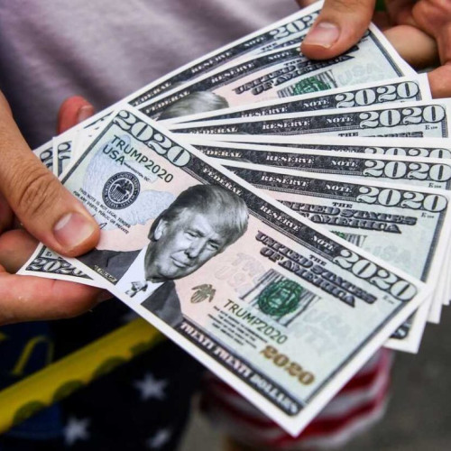 Dolarul american se depreciază pe fondul tensiunilor comerciale