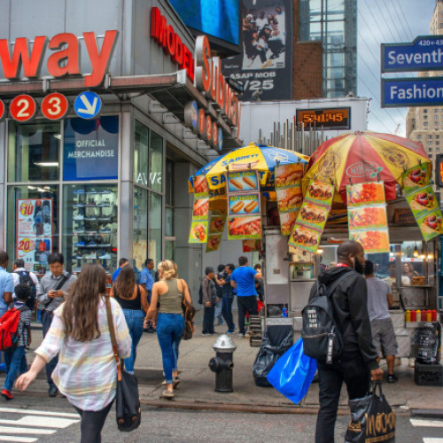 Președintele Trump anunță taxe vamale mari care afectează comerțul mondial