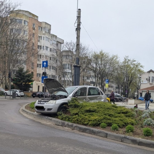 Accident rutier la o intersecție aglomerată