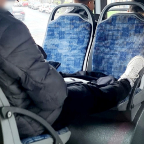 Tânăr surprins relaxându-se pe scaun în autobuzul M11