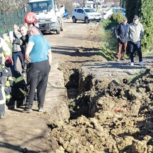 Surpare de mal în Baia Sprie: o persoană salvata dintr-un șanț adânc