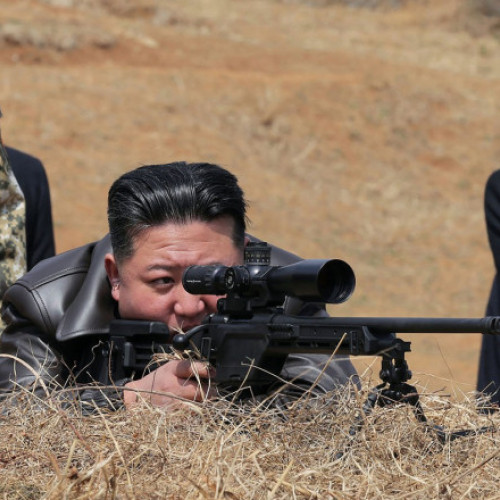 Kim Jong Un testează o nouă pușcă de lunetist