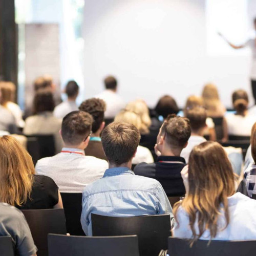 Flynn, un AI non-binar, devine student la Universitatea de Arte Aplicate din Viena