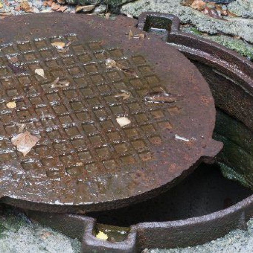 Femeie și nepoata sa, rănite după o cădere într-o gură de canal la Suceava