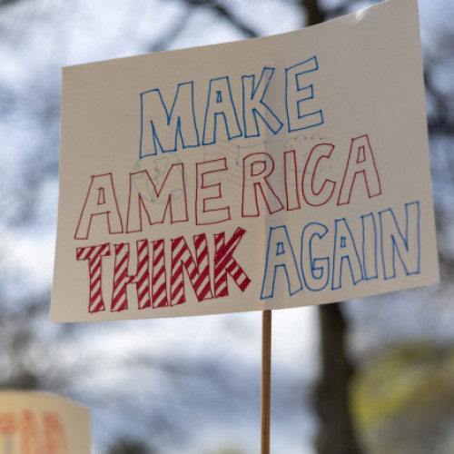 Donald Trump anunță taxe vamale suplimentare de 10% pentru produsele importate