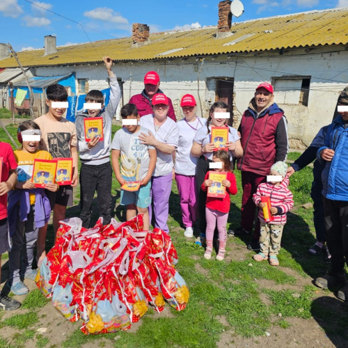 Voluntarii de la Asociația "Suflete Deschise" aduc bucurie celor nevoiași
