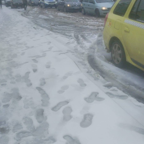 Ninsori surprinzătoare în Fieni pentru șoferii care au renunțat la anvelopele de iarnă