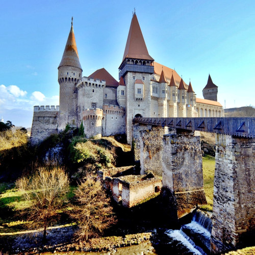 Castelul Corvinilor, inclus în topul celor mai spectaculoase castele din Europa