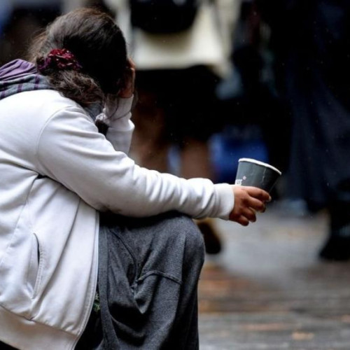 Clujenii reclamă probleme cu cerșetorii în parcările supermarketurilor