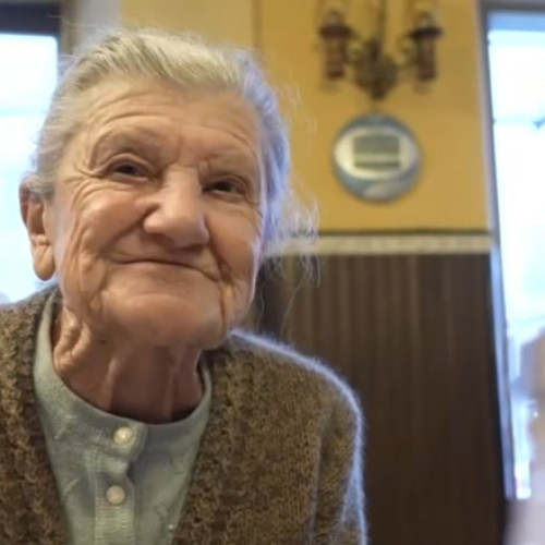 Bunica Anna, barista la 100 de ani, continuă să își servească clienții