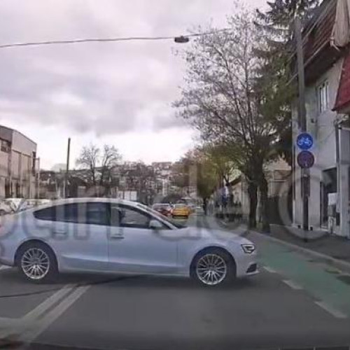 Un șofer de Audi A5 efectuează o manevră periculoasă în mijlocul intersecției