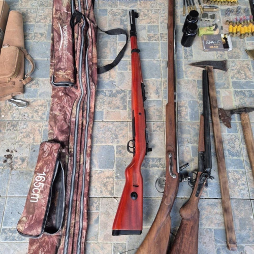 Doi bărbați reținuți după percheziții în județul Arad