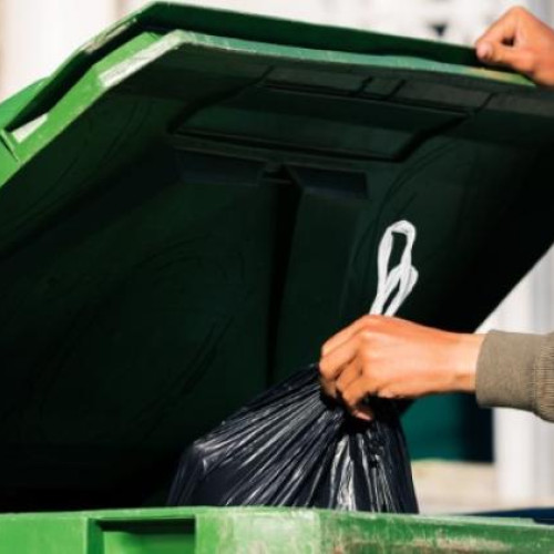 Conflict între vecini din Gheorgheni din cauza tomberoanelor