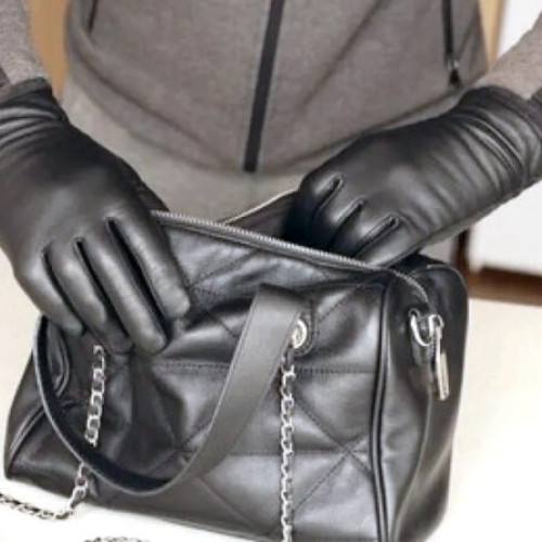 Femeie din Lupeni, jefuită în plină zi