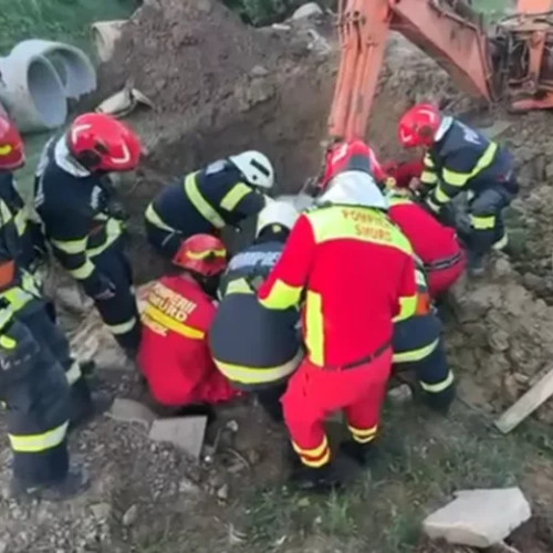 Un bărbat de 34 de ani a murit strivit de un excavator