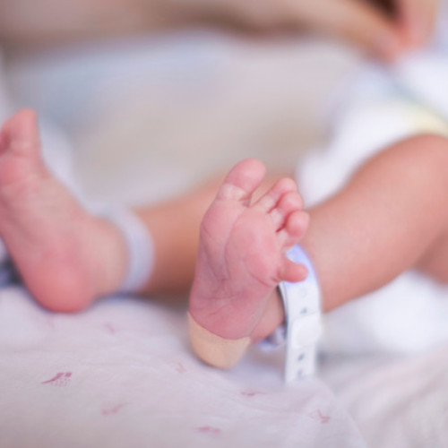 Primul transplant de uter din Marea Britanie dă naștere unei fetițe