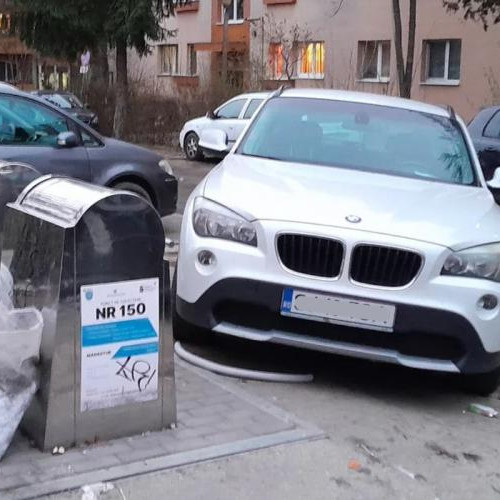 Un șofer din Cluj-Napoca blochează accesul la ghenele de gunoi