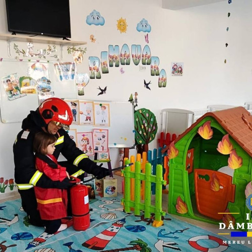 ISU Dâmbovița participă la o activitate dedicată copiilor de la Grădinița nr. 2 Târgoviște