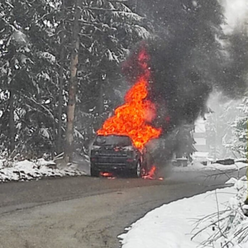 Mașină în flăcări pe DN 17 A, pompierii intervin rapid