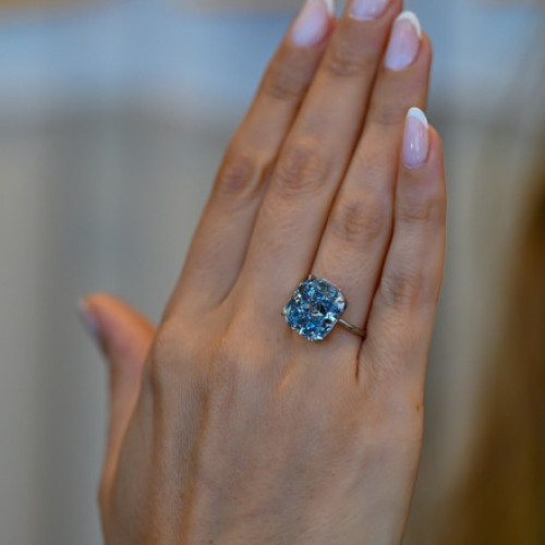 Un diamant rar expus la Abu Dhabi înainte de licitație