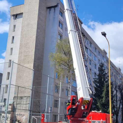Bucata de tablă desprinsă de pe acoperișul unui bloc devenită pericol pentru trecători