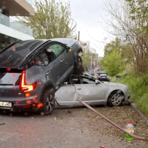 Accident spectaculos în Capitală: un Volvo, călare pe un Audi