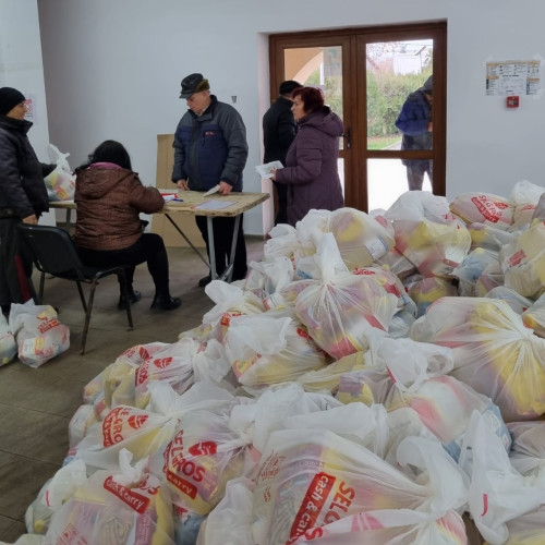 Pensionarii din Poarta Alba primesc pachete de Paște