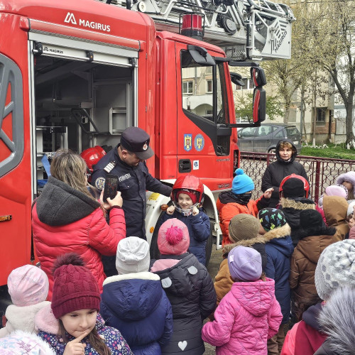 Elevii din Botoșani învață despre siguranță de la pompieri