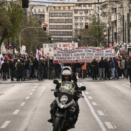 Mii de persoane protestează în Grecia pentru creșteri salariale