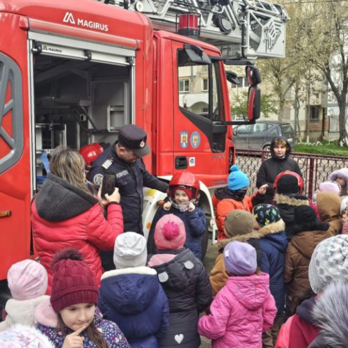 Pompierii din Botoșani au educat elevii despre siguranță și prevenție