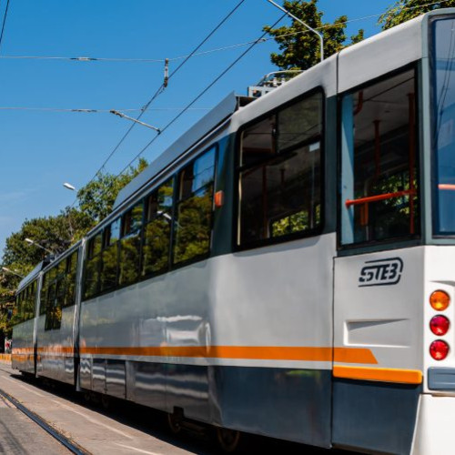 Accident rutier în București: un tramvai a lovit cinci mașini