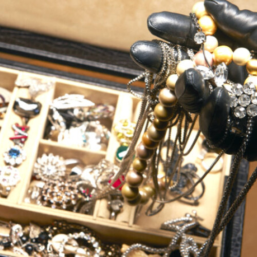 Bărbat reținut pentru furturi de bijuterii în Hațeg