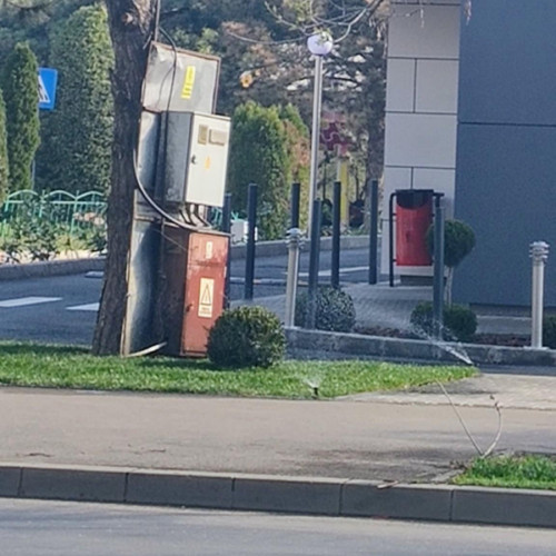 Situație absurdă în Galați: panou electric udat zilnic de aspersoare