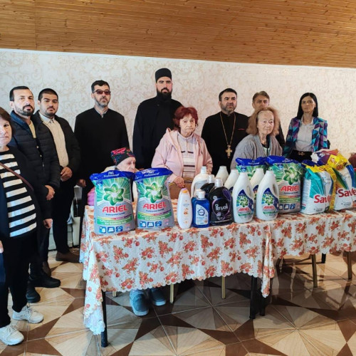 Preoți din Dâmbovița donează produse igienico-sanitare pentru un cămin de bătrâni